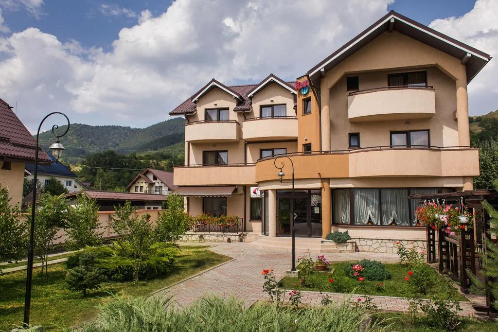 Pensiunea Roua, grădina și munții din împrejurimile Piatra Neamț